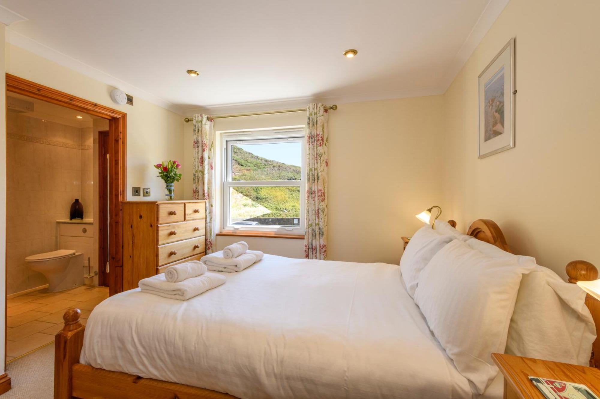 Beachcombers Apartments New Quay Екстериор снимка